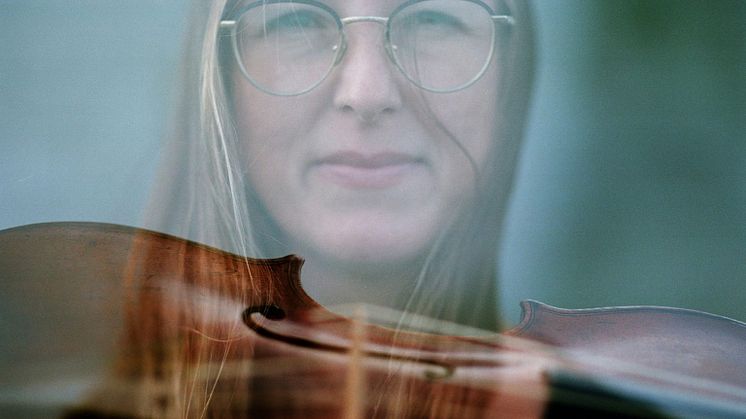 Collagebild på Marie Stockmarr Becker med en fiol i förgrunden. Foto: Caroline Bittencourt.