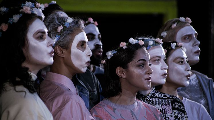 Unga Klaras skådespelare Bianca Traum, Maria Salah, David Nzinga, Nina Rashid, Rita Lemivaara, Lisette T. Pagler och Klas Lagerlunda I föreställningen “X”. Foto: Marguerite Seger