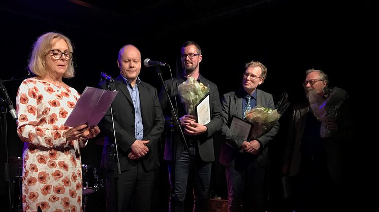 Hovedvinner Thomas Eeg, i tillegg til Nils Buchholtz, Helmer Aslaksen og Arild Aambø fikk overrakt diplom og blomster av forlagssjef  Birgit Skaldehaug 