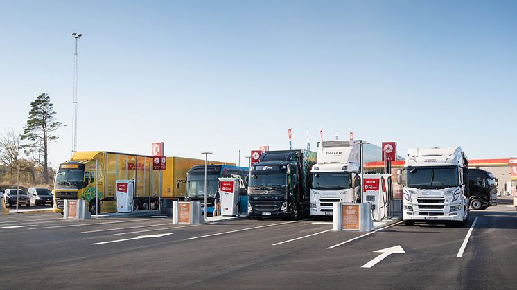 During the opening ceremony, four heavy electric trucks and an electric bus took the opportunity to charge their batteries simultaniously at the new station.