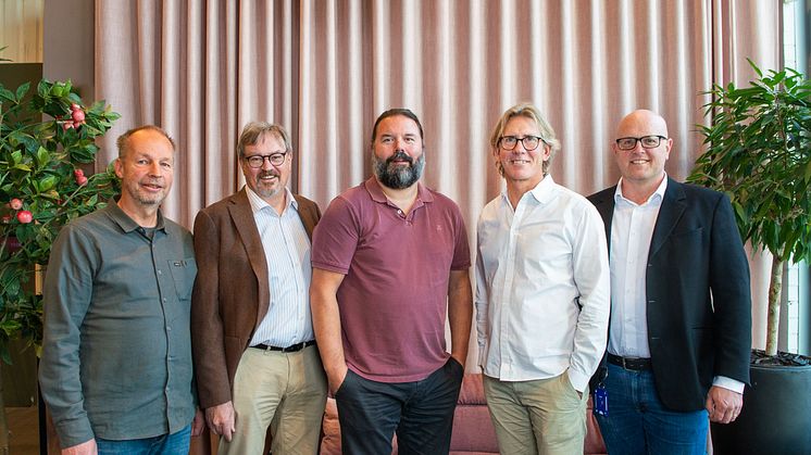 fr. v. Huddinge Samhällsfastigheter: Björn Wiklund, projektchef, Anders Melin, projektchef. Arcona: Johan Månsson, affärschef, Niklas Virving, entreprenadchef. Huddinge Samhällsfastigheter: Håkan Lindblom, affärsområdeschef Fastighetsutveckling