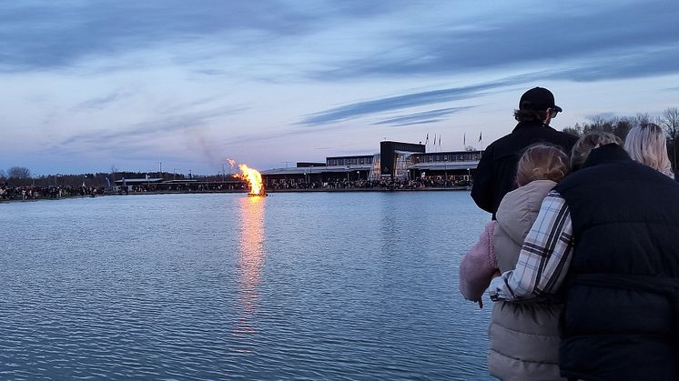 Valborgselden som brinner i Parksjön vid förra årets firande i Kumla stadspark.