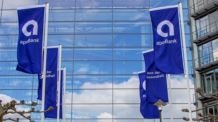 Flaggen am Eingang der apoBank Zentrale in Düsseldorf