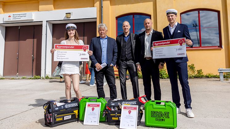 Sistaårseleverna vid byggprogrammet på Bodens gymnasium Sara Johansson och Emil Gustavsson mottog vid fredagens skolavslutning Bygmastipendiet.