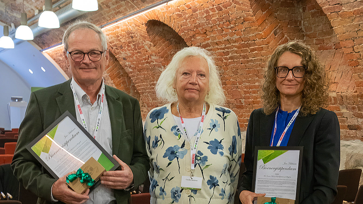 Jan Häckners dotter Cecilia Häckner lämnade över priset  till Mia Iwarsson Wide och Rolf Björheden i samband med Svebios årsmöte den 24 april i Stockholm. Foto: Alan Sherrard.