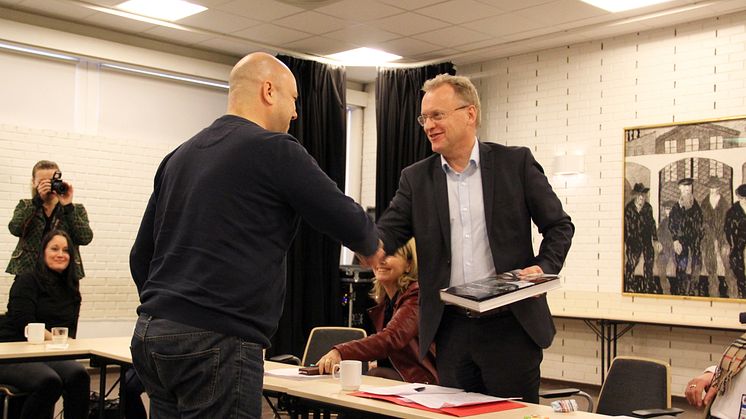 Raymond Johansen på besøk i Bydel Sagene. Her får han boken Livet langs elva av bydelsutvalgsleder Helge Stoltenberg (Foto: Boligbygg)