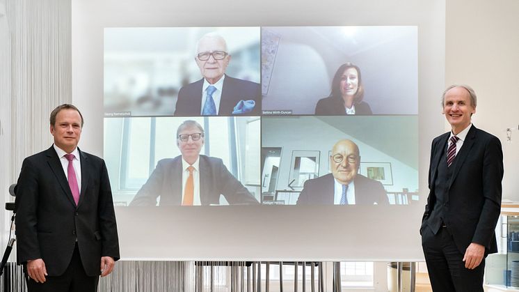 The virtual signing of the funding agreement: In the front Prof. Lothar Schmidt, Dean of the Faculty of Civil Engineering (left), Prof. Dr. Martin Leitner, President of the Munich University of Applied Sciences (right). Photo credits: Johanna Weber