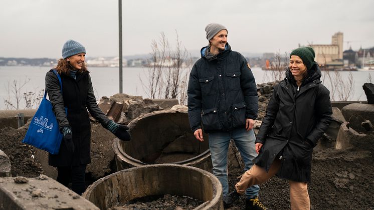 Bærekraftsjef i HAV Eiendom Marie Indrelid Winsvold (t.v) på Grønlikaia sammen med plansjef Amund Schweder og Cecilia Carlsson, arkitekt og partner i Rodeo arkitekter til høyre. Foto: Leikny Havik Skjærseth, HAV Eiendom