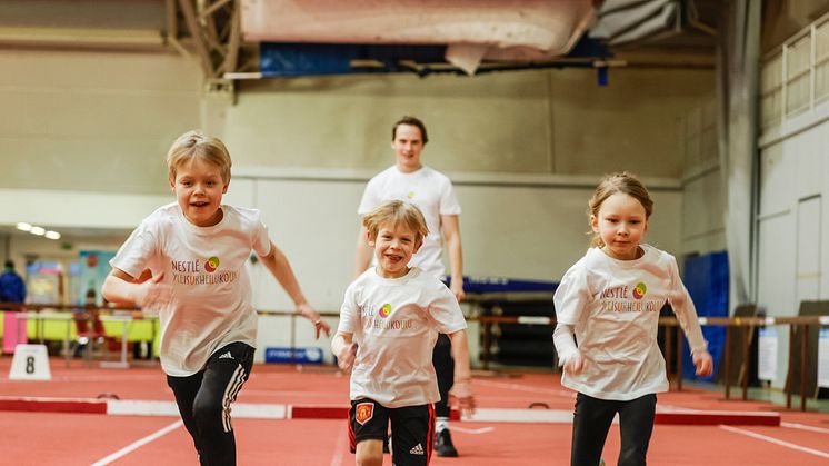Nestlé yleisurheilukoulu kehittää lasten yleisurheilun laatua ja valmentajien osaamista