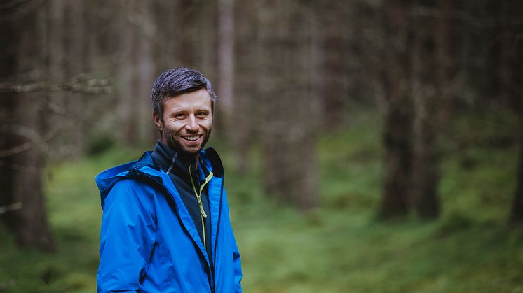 Pontus Sjöholm är kökschef på Asa Herrgård och nu även certifierad naturguide genom Naturturismföretagen. Något som passar väl in när han tar grupper med till skogen för att plocka vad naturen ger och laga mat över öppen eld. 