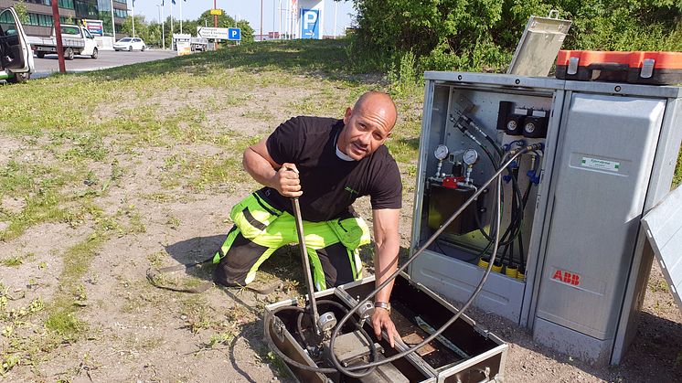 Tomás Brito Casero är ute på ett av sina praktikpass. Här öppnar han en ventil i vårt fjärrvärmenät med hjälp av en hydraulpump.