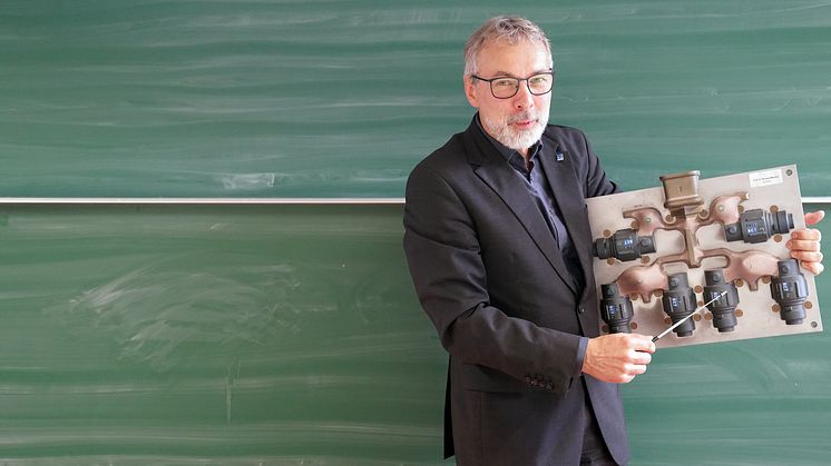Prof. Dr.-Ing. Norbert Miersch erläutert die Rohteilgenerierung anhand einer Modellplatte für das kastenlose Formen