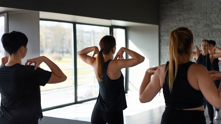 side-view-people-training-gym