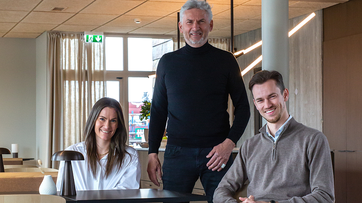 Martine Aakre (COO), Peter Aakre (CEO) og Sondre Aakre (COO) i Aalesund Protective Wear AS er fornøyde med å etablere seg sentralt i Ålesund og sier det er en viktig del av den fremtidige strategien.