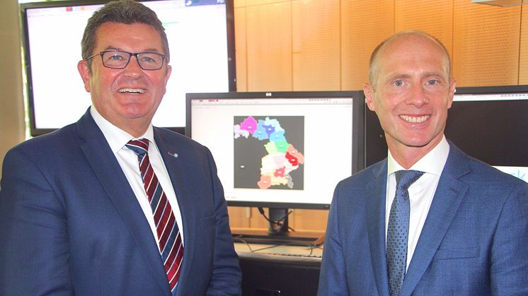 Bayerns Wirtschaftsminister Franz Josef Pschierer (l.) und Bayernwerk-Technikvorstand Dr. Egon Westphal (r.) geben gemeinsam in der Bayernwerk-Netzleitstelle in Dachau den Startschuss für digitale Stromnetze in Bayern.