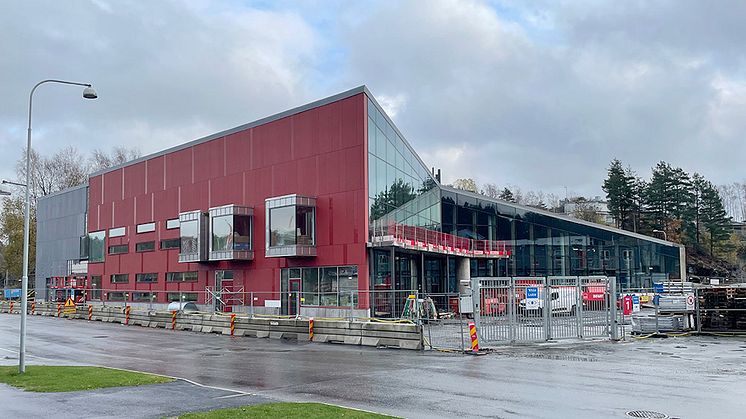 Snart har Bergsjön sitt eget kulturhus. Tidsplanen för bygget håller än så länge och det innebär att  biblioteket flytta in och öppna så smått i sommar.