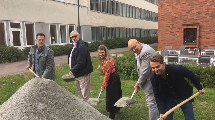 Martin Ullgren projektchef Regionfastigheter, Bo Brännström (L) fastighetsnämndens ordförande, Sofia Jarl (C) hälso- och sjukvårdsnämndens ordförande, Ulf Berg, (M) regionstyrelsens ordförande och Michael Sundhäll, vd Byggdialog tar ett spadtag.