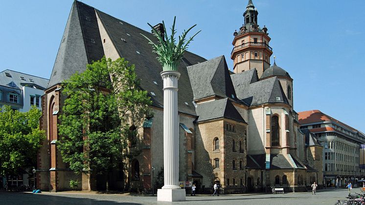 Nikolaikirchhof in Leipzig mit Nikolaikirche und Nikolaisäule