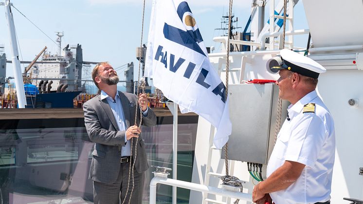 Administrerende direktør Bent Martini heiser rederiflagget til Havila Kystruten om bord på Havila Polaris. Til høyre: kaptein Kurt Harald Nærbø. (Foto: Martin Giskegjerde/Oclin)