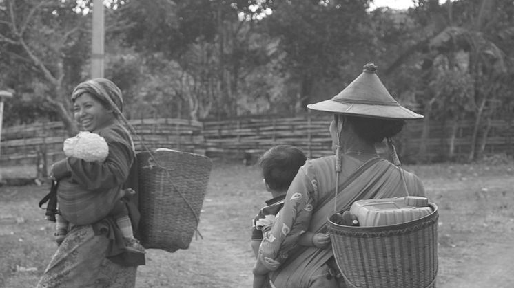 Kvinnor som hämtar vatten i Kayah-staten. Foto: Zin Mar Phyo