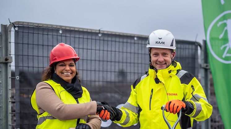 Emma Feldman, kommunstyrelsens ordförande i Järfälla, och Fredrik Bele, VD på Resona, tar första spadtaget för KV11 i Barkarbystaden
