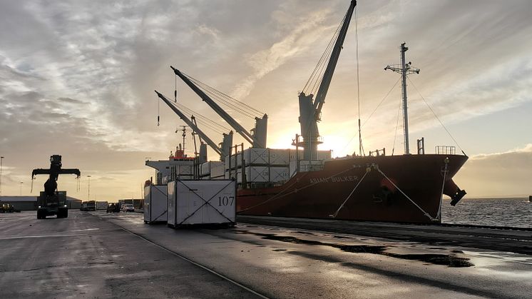 Husmoduler för H22-projektet Rehouse lossas i Helsingborgs Hamn.