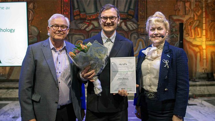 Lars Filipsson, ordförande i Agne Johanssons minnesfond, vinnaren Joakim Blomqvist från Insightgap och Minoo Akhtarzand, ordförande i stiftelsen SKAPA. Foto: Elise Florman