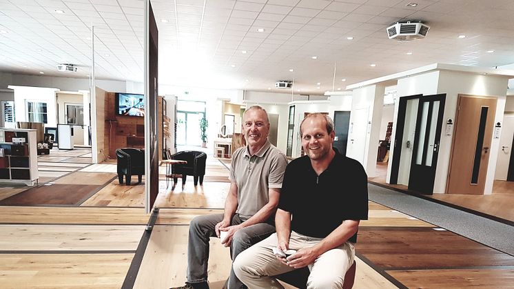 Rudolf Greiter (links) und sein Neffe Sylvester Greiter (rechts) leiten die Holz Greiter GmbH, die zum 1. Januar 2024 zur hagebau wechselt (Foto: Holz Greiter GmbH, Abdruck honorarfrei)
