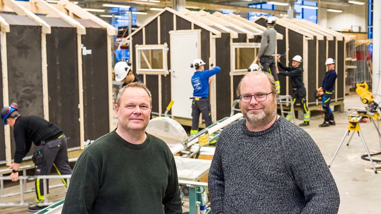 Sten Aunevik (t.v) ved Tangen videregående skole og Paul Svennevig ved UiA er enige om et nytt samarbeidsprosjekt som kan gi flere ingeniører innen bygg og anlegg i fremtiden. (Foto: Kjell Inge Søreide)