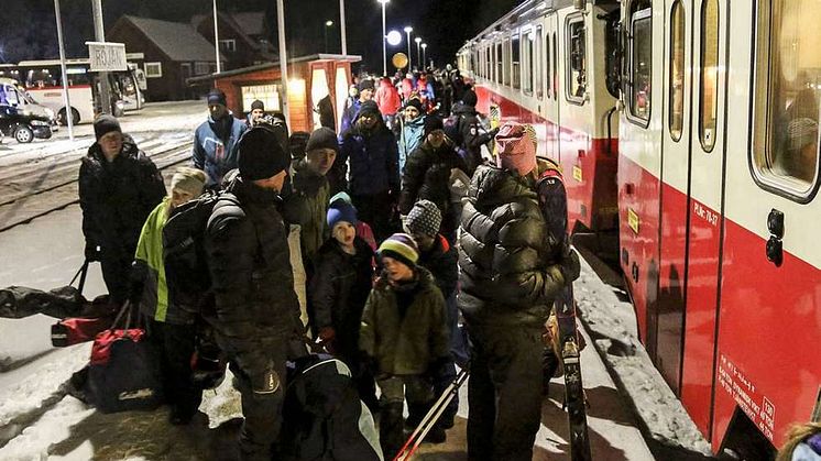 Människor vill åka tåg även på skogen