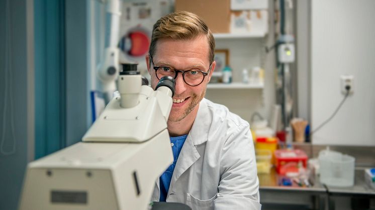 Specialistläkare och docent Gustav Stålhammar leder studien som prövar melatonin som tilläggsbehandling vid uvealt melanom. Foto: Jens Sølvberg