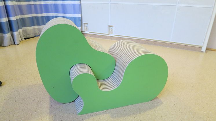 Möbel inspirerad av Kieslers Endless House (1959), ett samarbete mellan KTH Tensta Arkitekturskola och en femteklass på Askebyskolan i Rinkeby