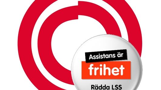 De röda ringarna från FUB:s logotyp har fått sällskap av manifestationens kampanjknapp med texten "Assistans är frihet, rädda LSS".