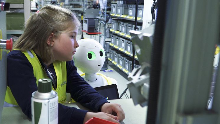 Roboten Pepper och åttaåriga Rut inviger Elmia Produktionsmässor.