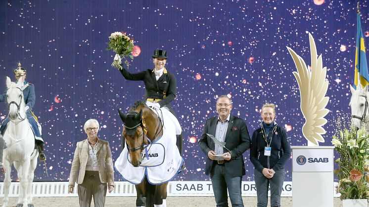 Winner of Saab Top 10 Dressage Grand Prix: Isabell Werth (GER) - Emilio 107, together with Susanne Baarup, judge by C, Håkan Buskhe, CEO Saab, Liane Wachtmeister, member of the Swedish Equestrian Federation dressage committee. Photo: Roland Thunholm