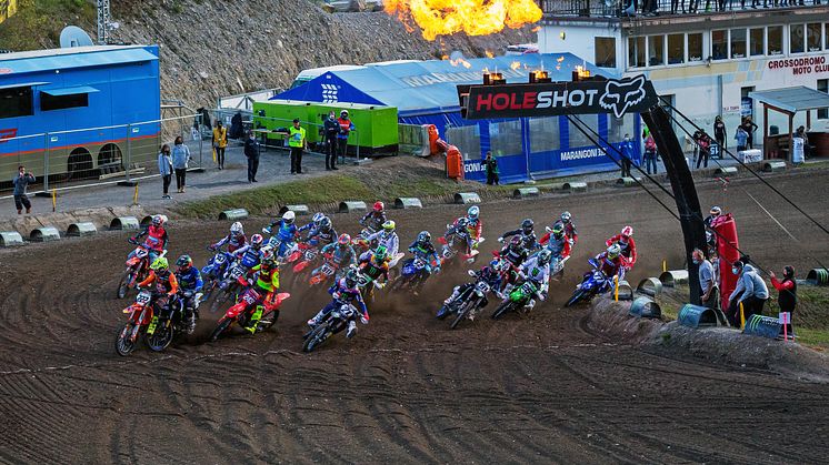 好スタートを切るMonster Energy Yamaha Factory MXGPの＃21 ゴーティエ・ポーリンと#91ジェレミー・シーワー