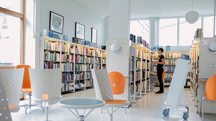 En besparing på ungefär en fjärdedel av budgeten för mediainköp görs i år, men det råder inte inköpsstopp på biblioteken.