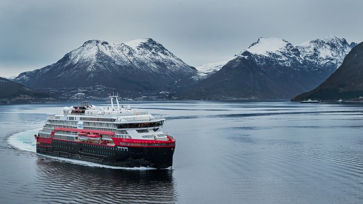 NORSK FØRPREMIERE: MS Fridtjof Nansen på prøvetur på Sunnmøre forrige uke. Nå skal skipet få en serie førpremiere-cruise - og skal blant annet til Norge.Foto: MOTION AIR/Hurtigruten