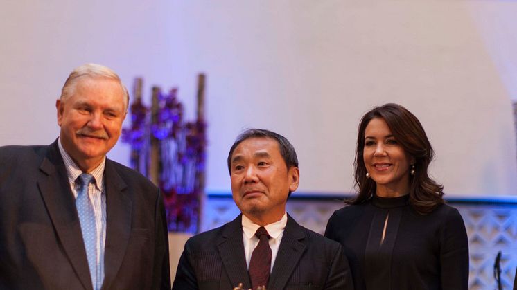 Chairman_of_the_prize_comitee_Jens_Olesen,_Haruki_Murakami_and_Her_Royal_Highness_Crown_Princess_Mary_of_Denmark