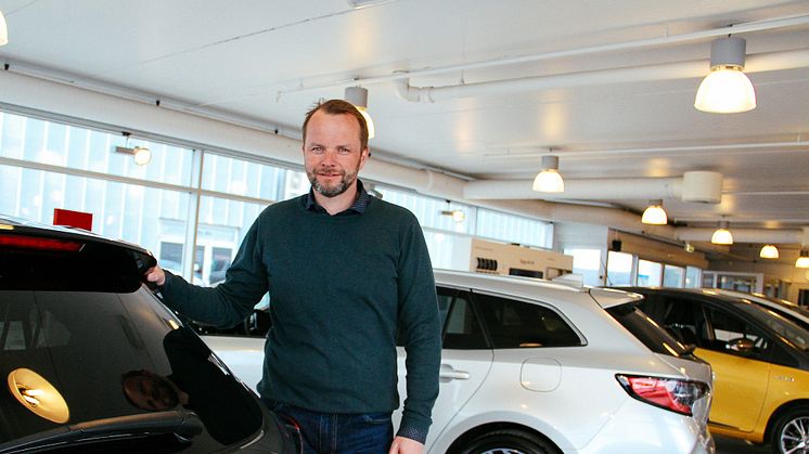 I salgstoppen: Bjørnar Hansen, assisterende daglig leder for Toyota forhandlerne Nordvik er fornøyd med utviklingen. Foto: Nordvik AS.