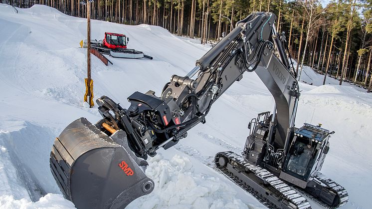 Volvo ECR355E bygger half pipe i Falu Snowpark