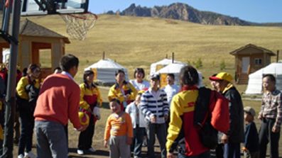 DHL:s medarbetare hjälper utsatta under volontärdag