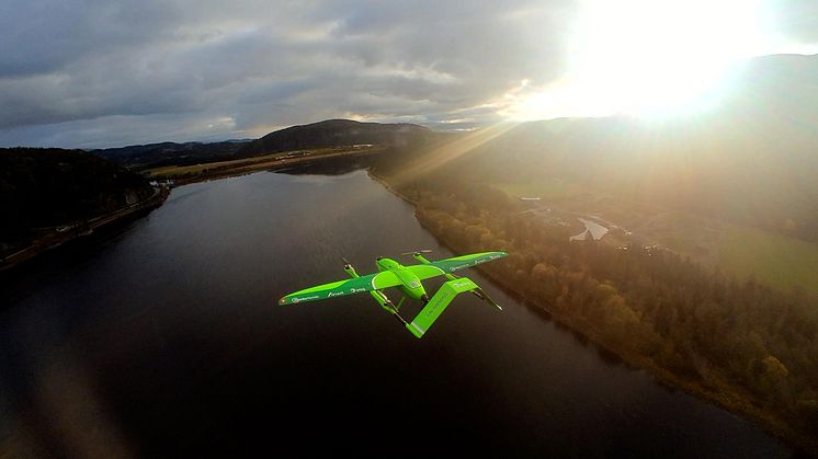 UNDER LEVERING: Postens drone på vei inn mot Namsos med Namsen i bakgrunnen. FOTO: Posten