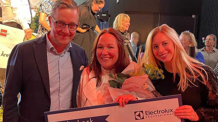 Årets Skolkock Louice Karlsson gratuleras till vinsten av Alexandra Sjögren, Marketing & Activation Manager på Electrolux Professional och Richard Thomson, säljchef på Steeltech.