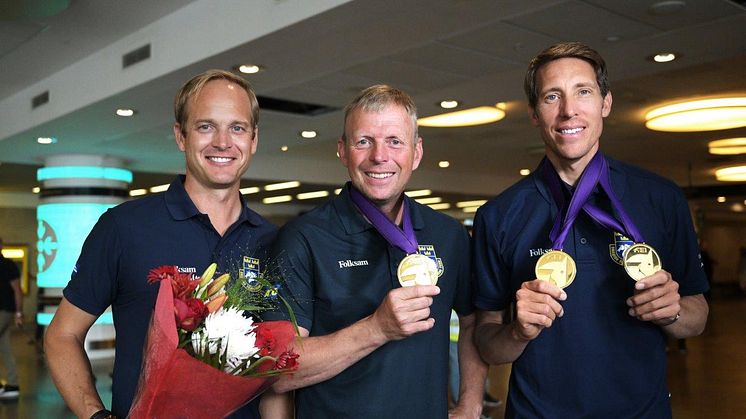 Henrik Ankarcrona, Jens Fredricson och Henrik von Eckermann efter VM-guldet 2022. Nu är de på väg mot ännu ett mästerskap. Foto: Johanna Lundberg/Bildbyrån (ej fri för publicering)