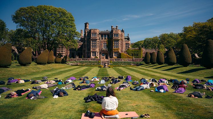 Yoga på Tjolöholms Slott med yogaläraren Josefin Andersson.