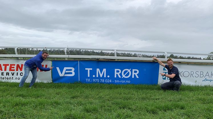 VB T.M. Rør er godt synlige  på Øvrevoll Galoppbane på Jar. Daglig leder Tom Marius Wilhelmsen viser stolt fram sitt nye VB-banner sammen med Kristoffer Adde, regionsansvarlig i Øst.