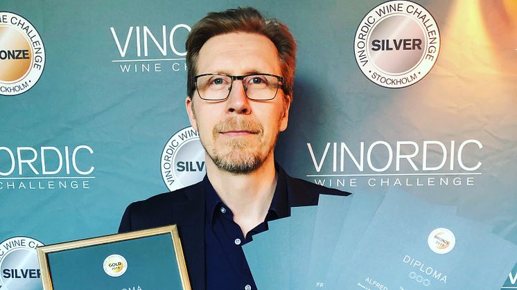 Vincent Arrhenius tar emot priser på Vinordic Wine Challenge