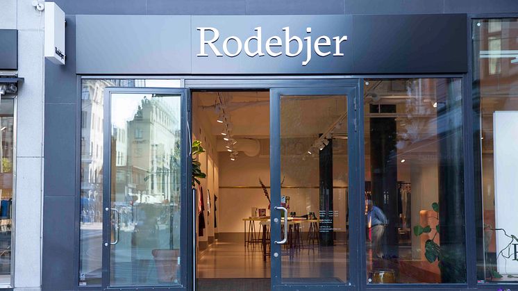 Världspremiär för Rodebjers nya kampanj i Bibliotekstan