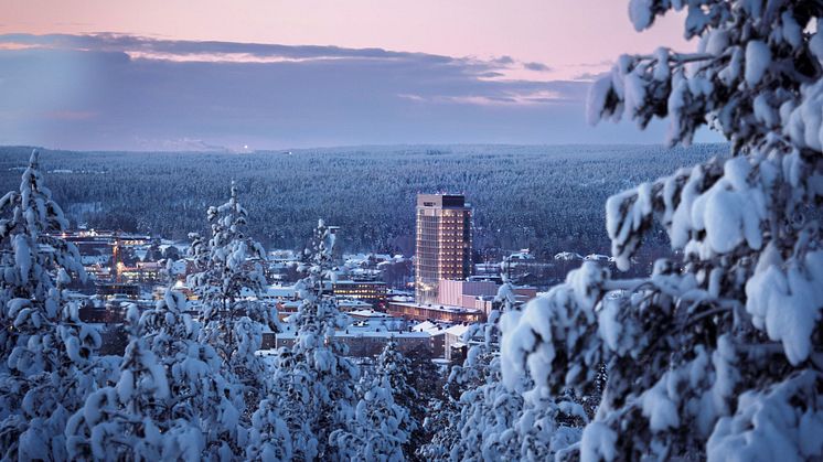 Fortsatt ökad tro på vändning för bostadspriserna bland mäklare och köpare